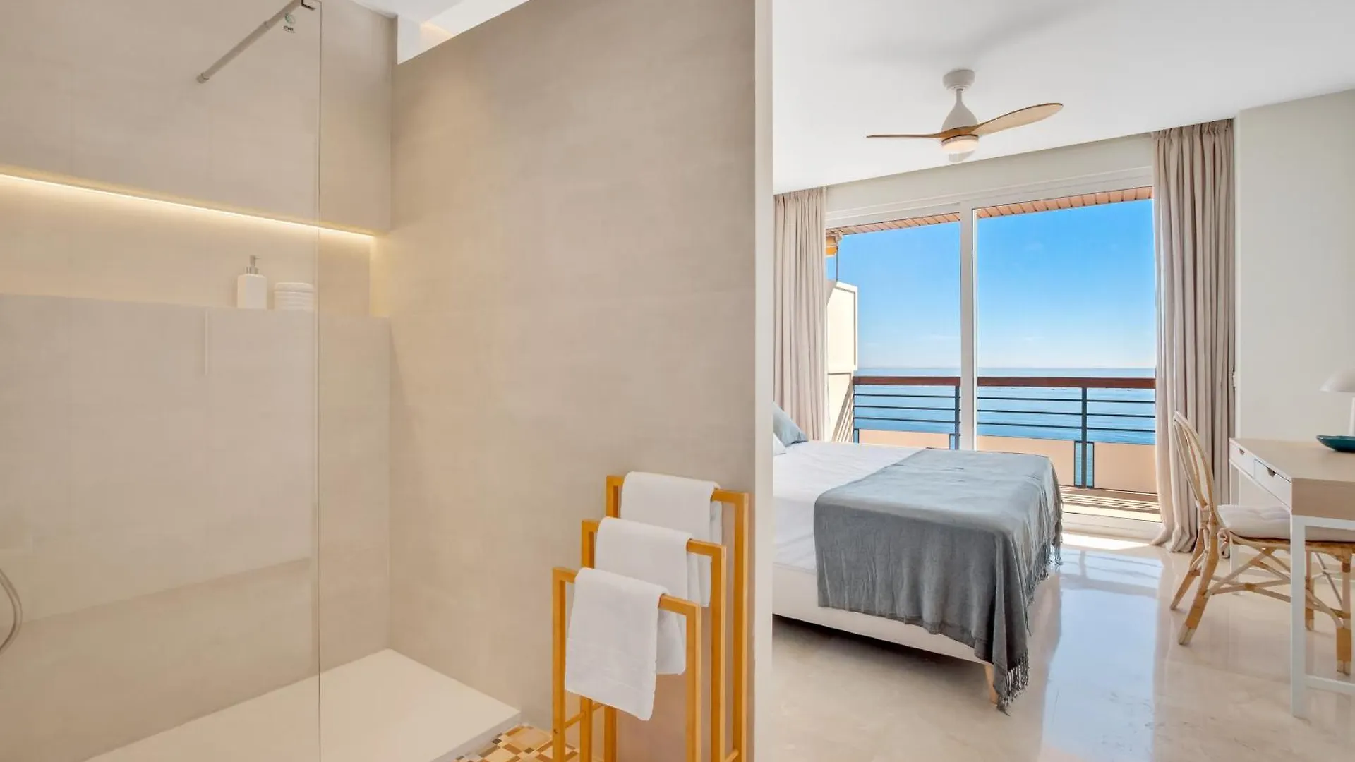 Santa Clara Modern & Exclusive Seafront Apartment Torremolinos